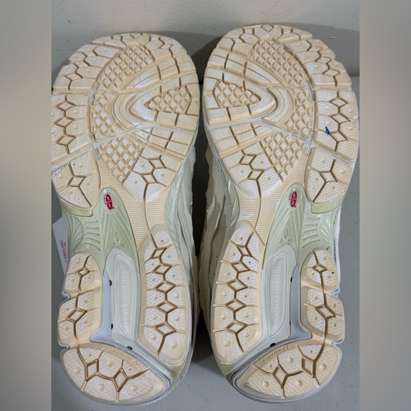 New Balance White Cream Interior Label Sneakers - Picture 9 of 12